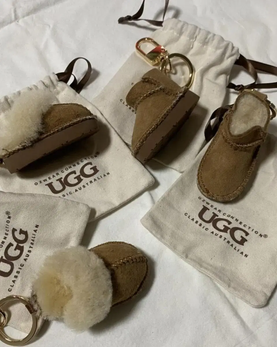 새상품 UGG 어그 키링 파우치 있음